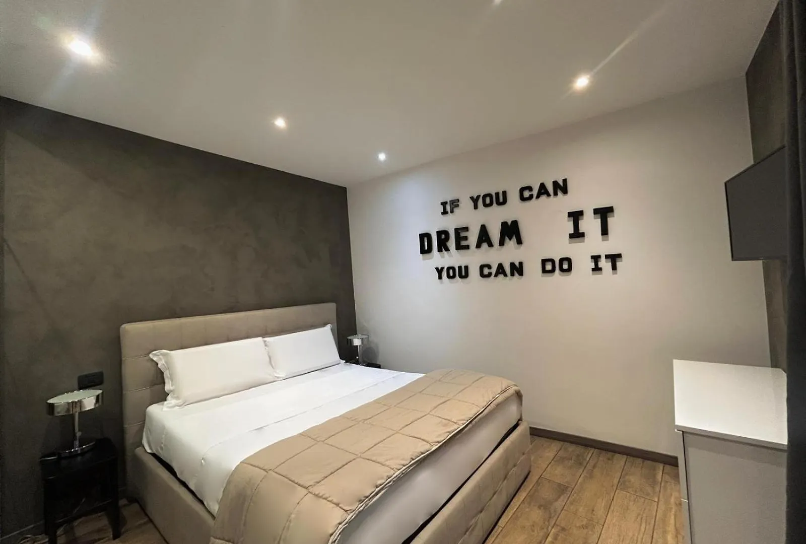 Leonardo Duplex Apartment Milan