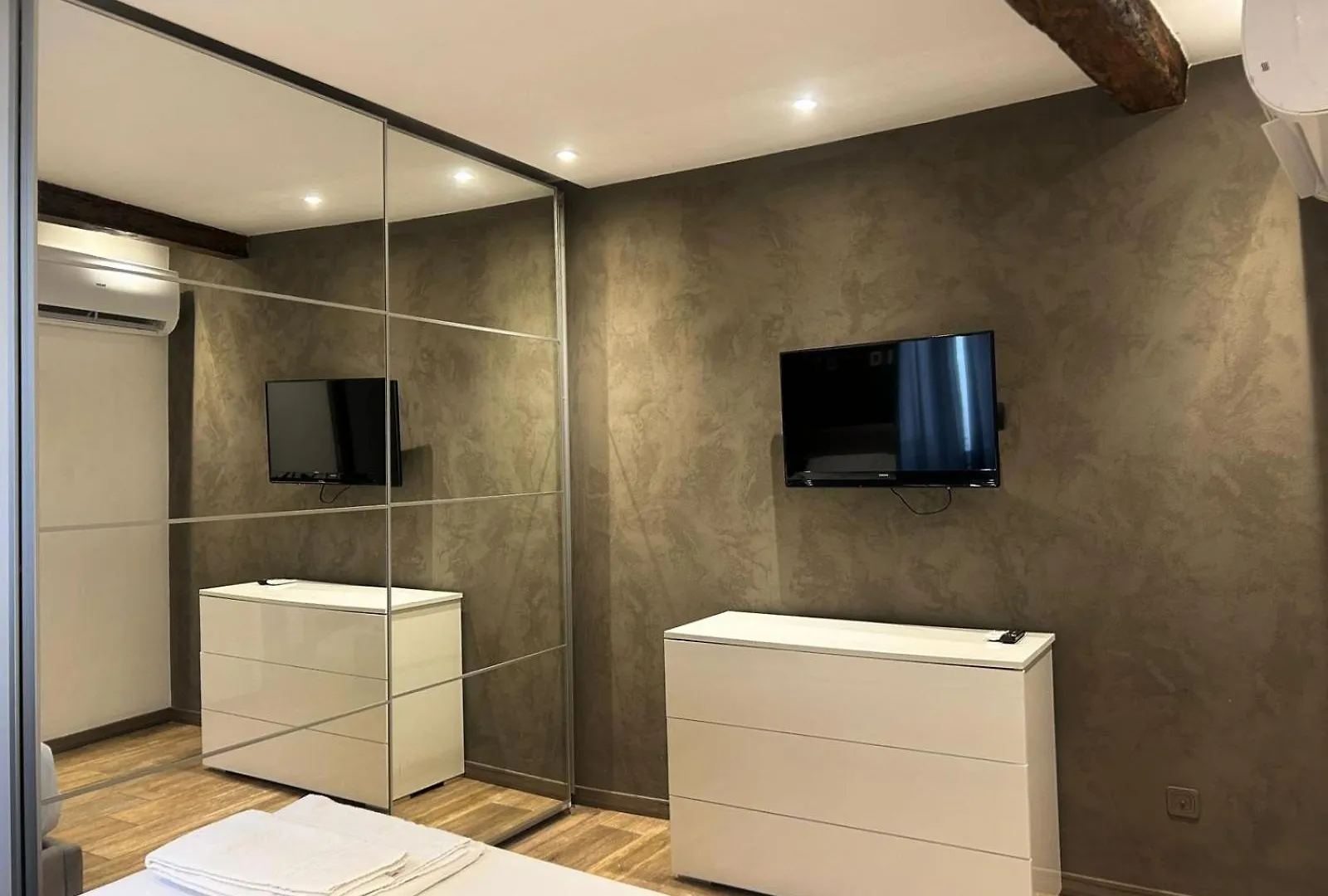 Leonardo Duplex Apartment Milan 0*,  Italy